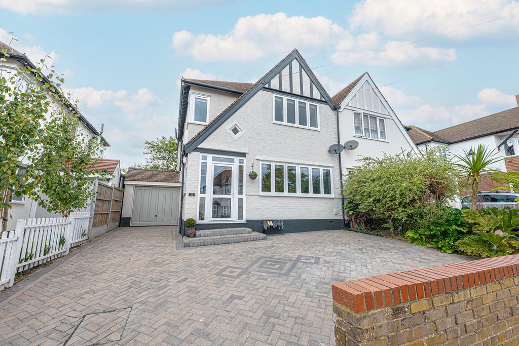 Thames Drive, Leighonsea, SS9 4 bed semidetached house for sale £
