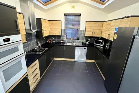 8 bedroom terraced house to rent, Leeds LS6