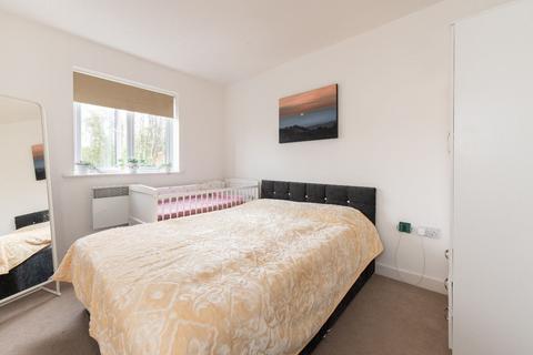 2 bedroom flat for sale, Celandine Grove, London, N14