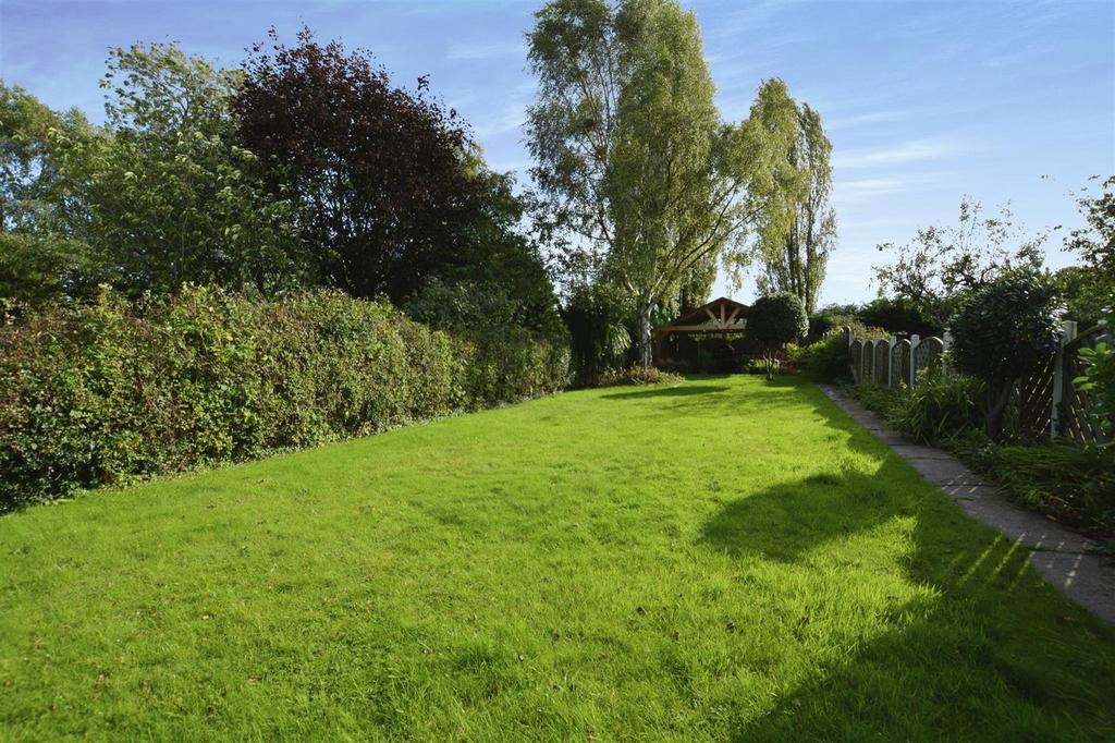 Brumby Wood Lane, Scunthorpe 3 bed semidetached house for sale £250,000