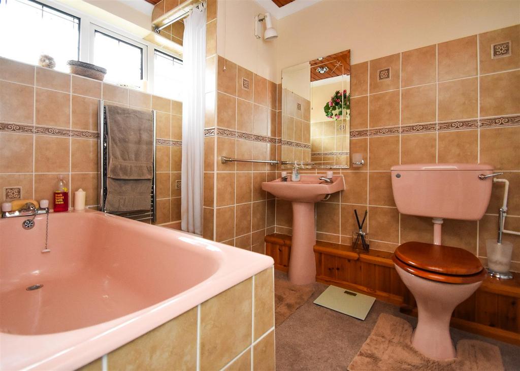 39 High Street - Bathroom.jpg
