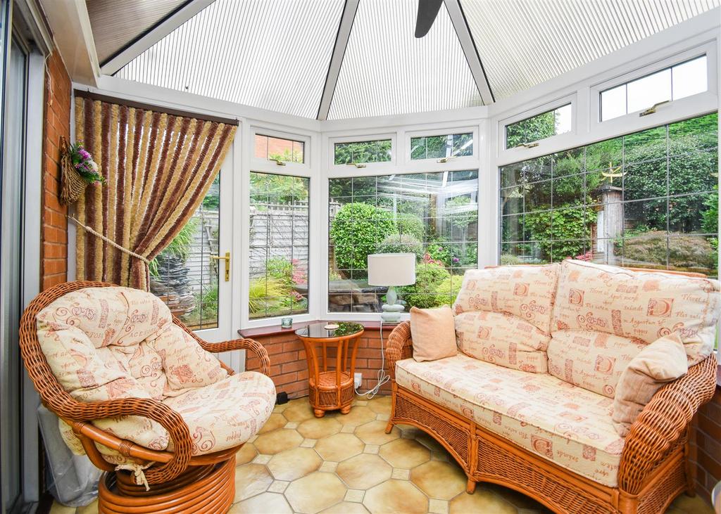 39 High Street - Conservatory.jpg