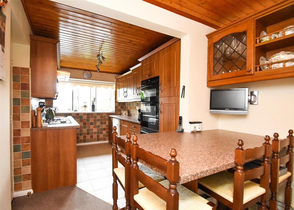 39 High Street - Breakfast Kitchen.jpg