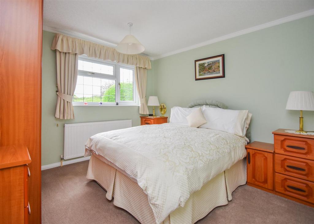 39 High Street - Bed 2.jpg