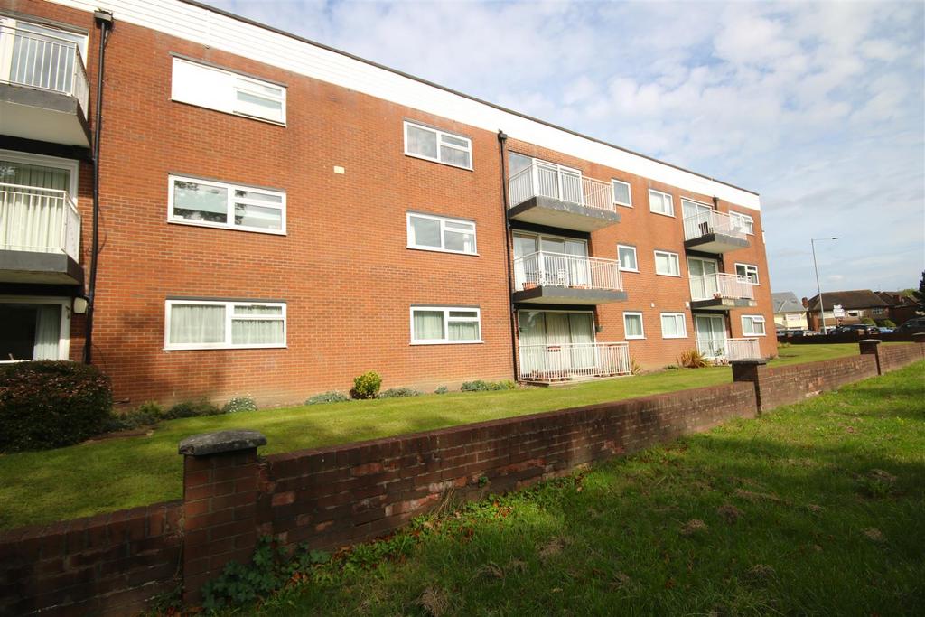Balmore Crescent, Cockfosters, EN4 3 bed ground floor flat for sale £