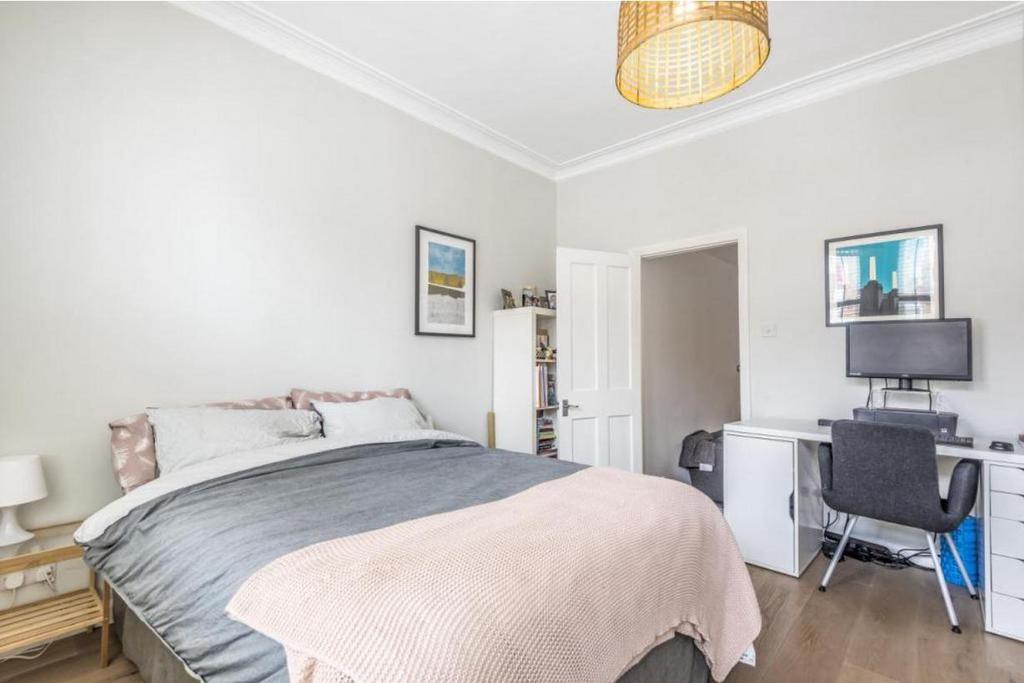 21a Garratt 2nd bed.JPG