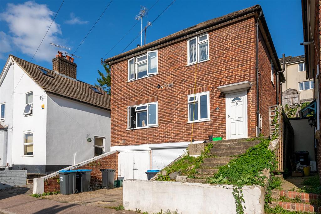 Farningham Road, Caterham 2 bed apartment for sale £250,000