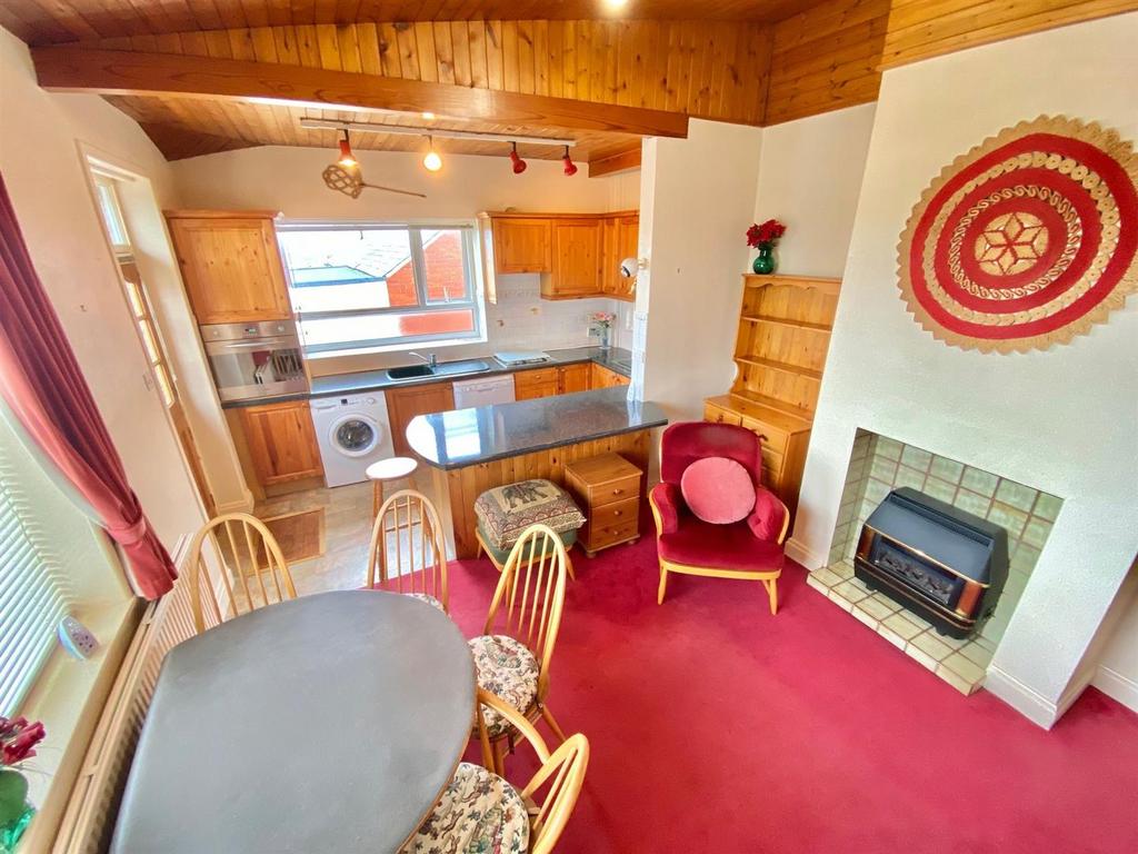Kaye Lane, Huddersfield 3 bed semidetached bungalow for sale £250,000