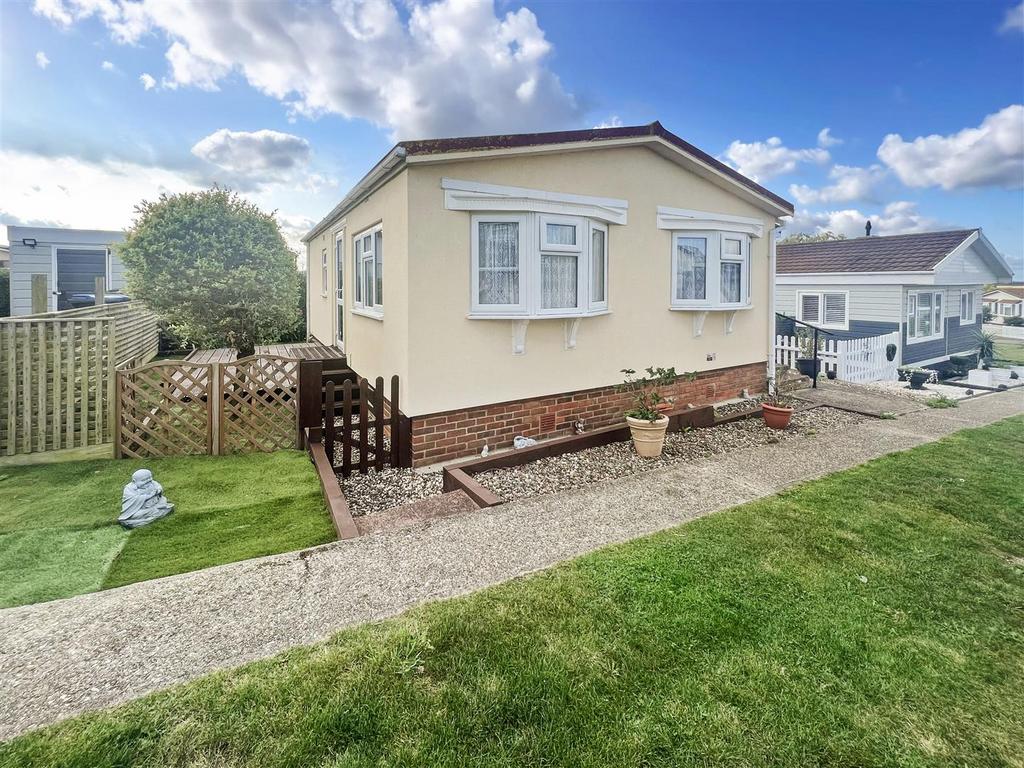 Applegarth Park, Seasalter, 2 bed park home for sale £150,000
