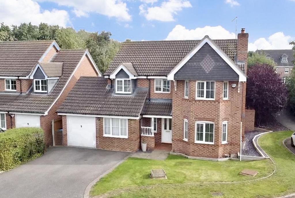 Wren Close, Grange Park, Northampton NN4 4 bed detached house for sale