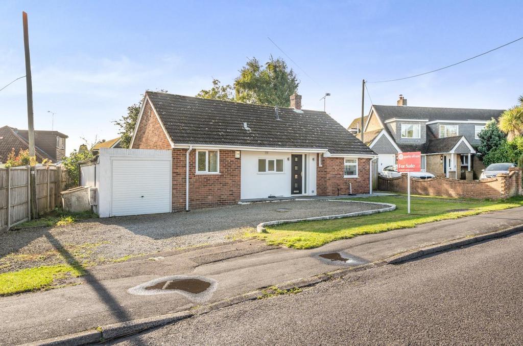 Firgrove Road, North Baddesley, Southampton 3 bed detached bungalow for
