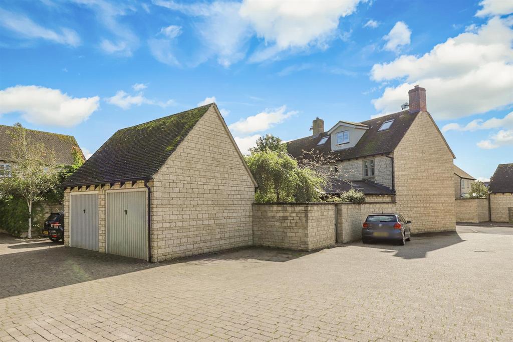 Hawthorn Drive, Bradwell Village, Burford 4 bed semidetached house for