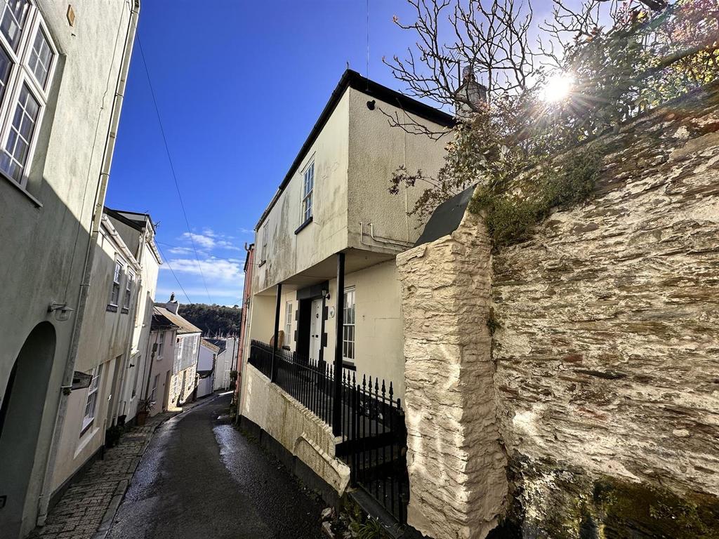 Crowthers Hill, Dartmouth 2 bed house £1,250 pcm (£288 pw)