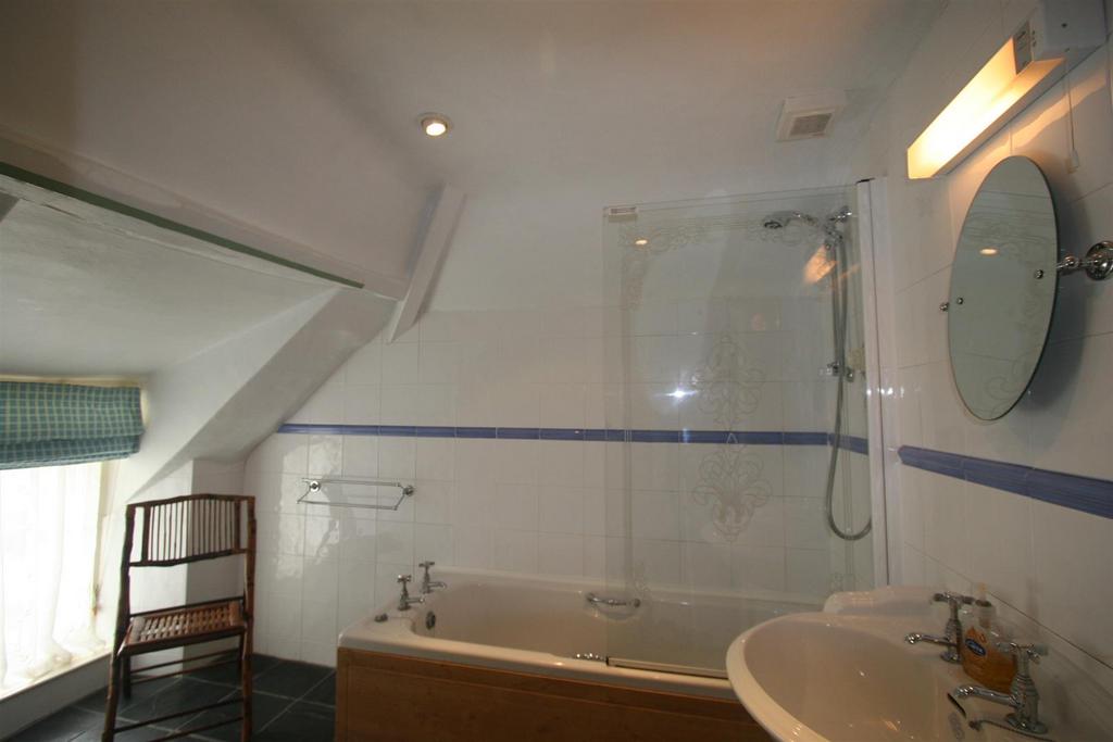 Main bathroom Swiss Cottage 10.JPG