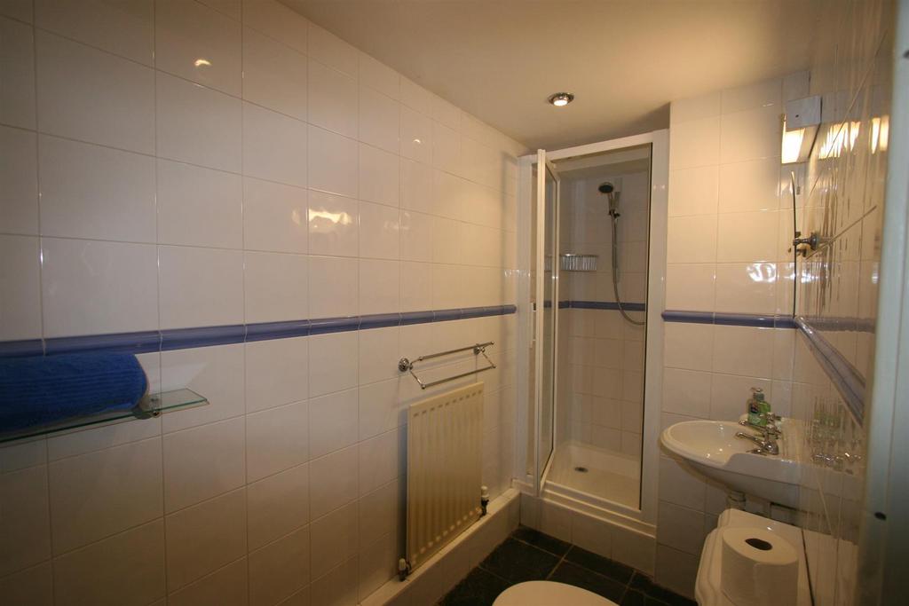 Groundfloor bathroom 7.JPG