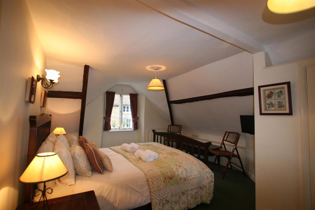 Principal bedroom-Swiss Cottage 11.JPG