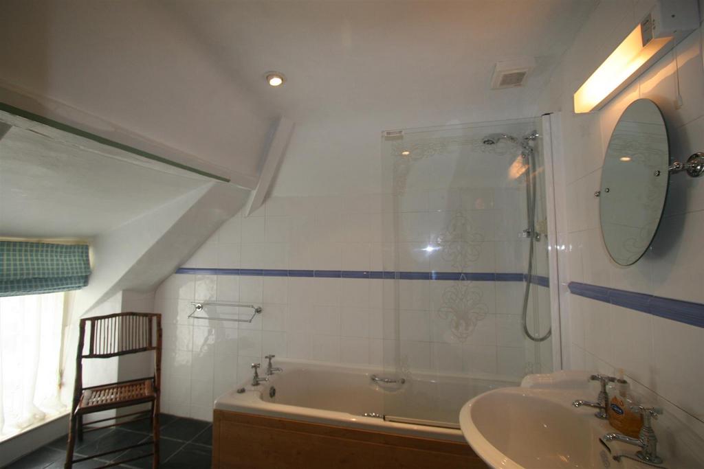 Main bathroom-Swiss Cottage 10.JPG