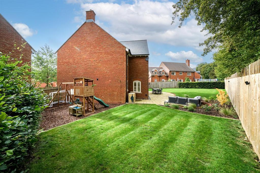 18-Bell-Farm-Close-1043.jpg