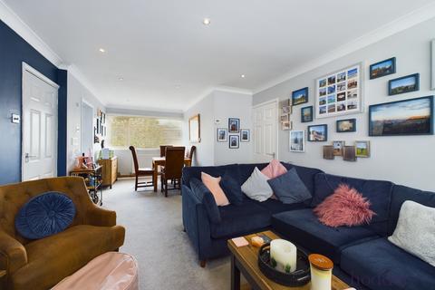 2 bedroom apartment for sale - Hazelbank Court, Chertsey, Surrey, KT16