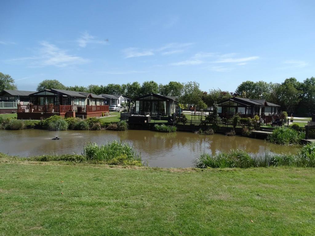 Hambleton, Lancashire, FY6 2 bed park home for sale £149,995