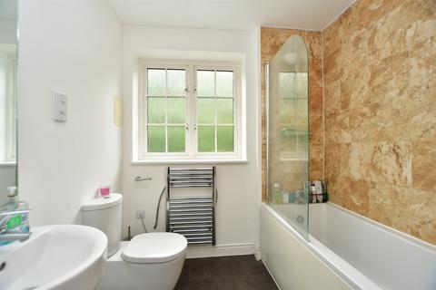 15 Lakeside Avenue, Faversham, ME13 7FE