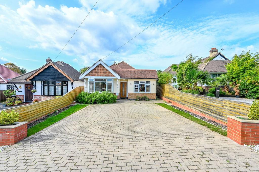 The Warren, Worcester Park, KT4 4 bed bungalow for sale £850,000