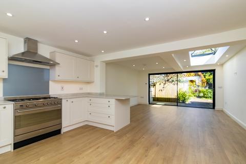 4 bedroom townhouse to rent, Broad Street, Alresford, Hampshire, SO24