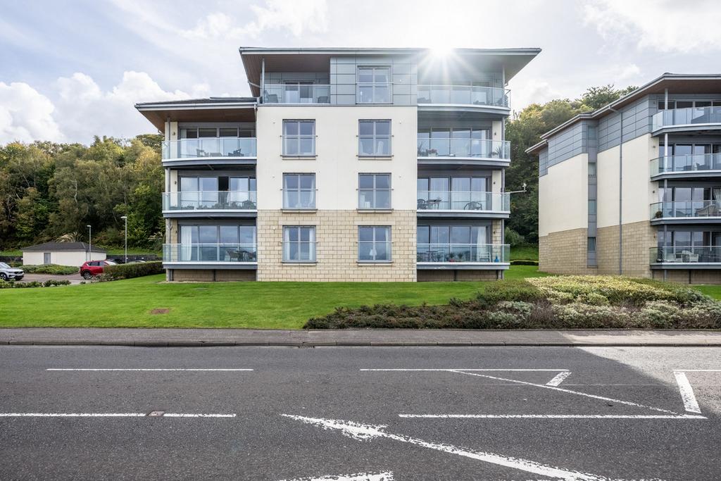 109 Cloch Road, Gourock, PA19 2 bed flat £280,000