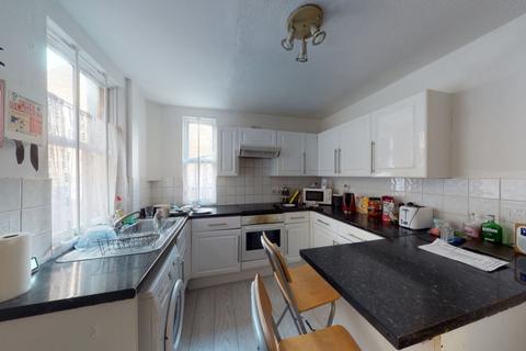 3 bedroom terraced house to rent, 15 Laurie Avenue, Nottingham, NG7 6PG