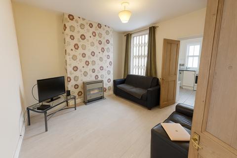 3 bedroom terraced house to rent, 15 Laurie Avenue, Nottingham, NG7 6PG
