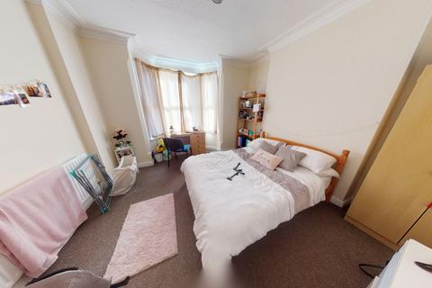 3 bedroom terraced house to rent, 15 Laurie Avenue, Nottingham, NG7 6PG
