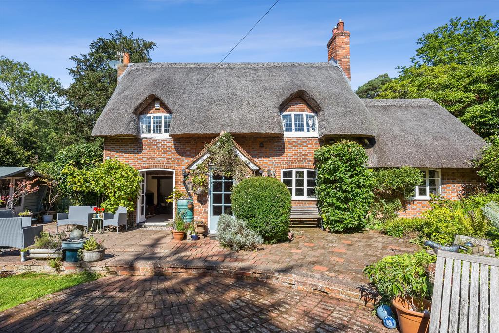 Cold Ash Hill, Cold Ash, Thatcham, Berkshire, RG18 3 bed detached house