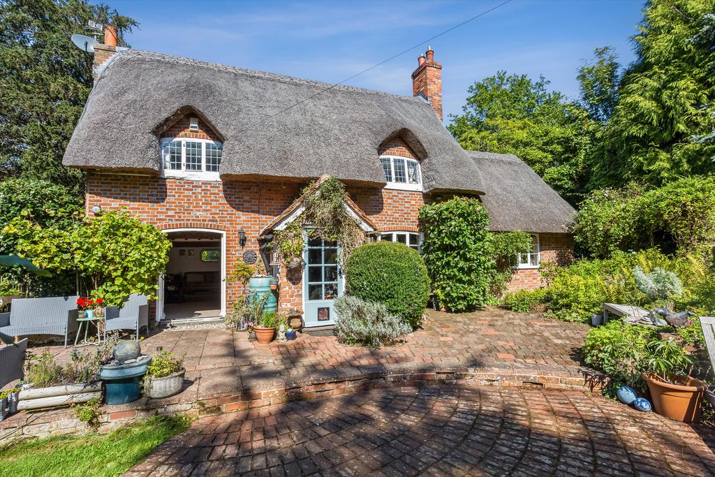 Cold Ash Hill, Cold Ash, Thatcham, Berkshire, RG18 3 bed detached house