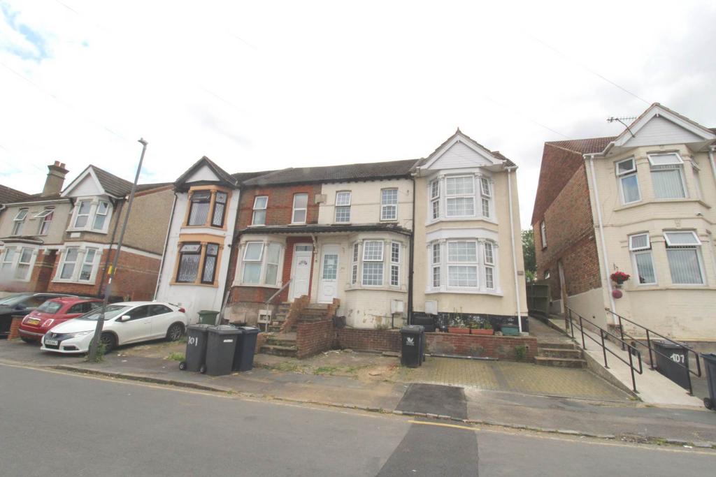 Kitchener Road, High HP11 3 bed terraced house for sale £315,000