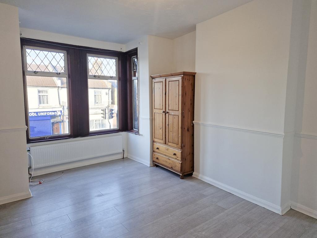 Meads Lane, Seven Kings, Ilford, IG3 1 bed flat £1,250 pcm (£288 pw)