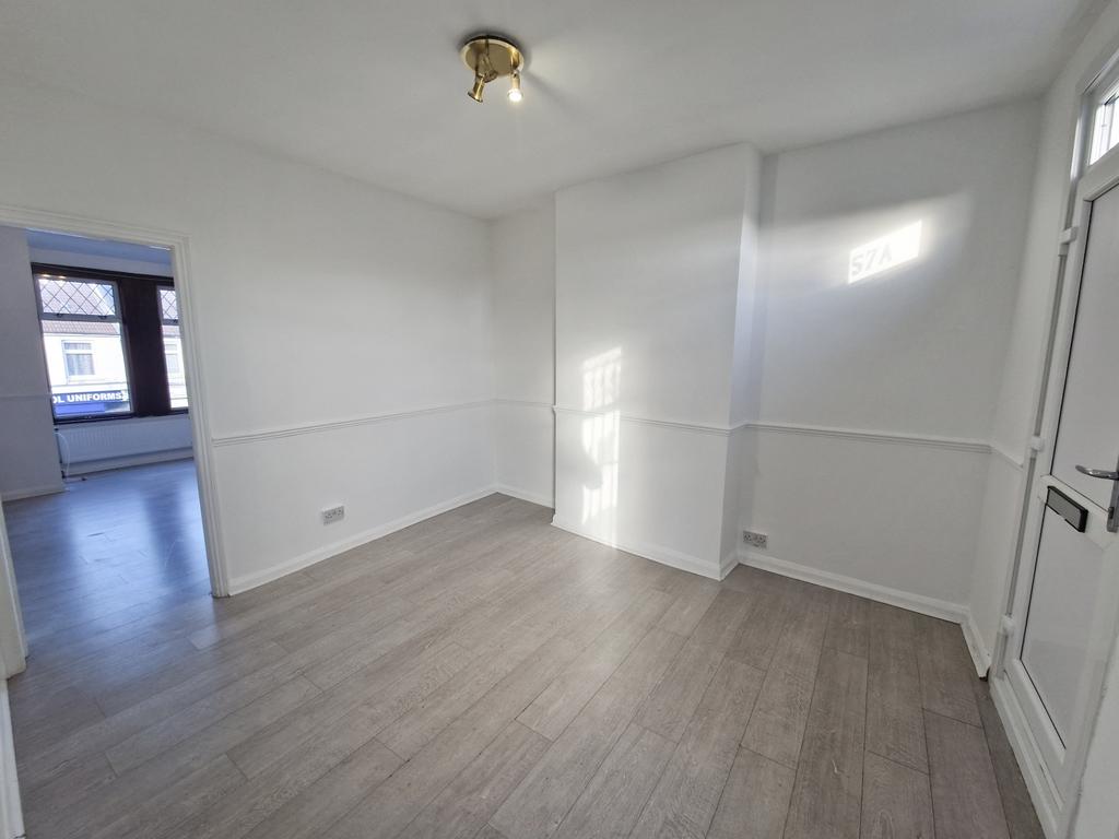 Meads Lane, Seven Kings, Ilford, IG3 1 bed flat - £1,250 pcm (£288 pw)