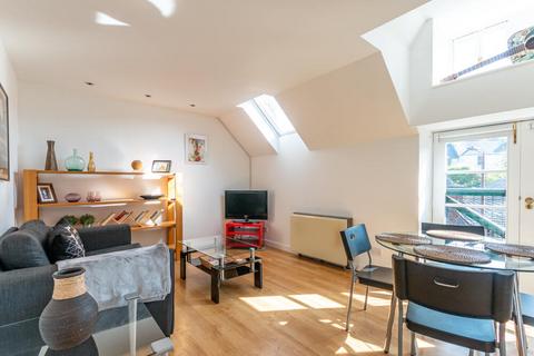 2 bedroom flat to rent, 2743L – Nether Craigwell, Edinburgh, EH8 8DR