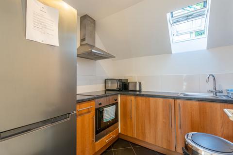2 bedroom flat to rent, 2743L – Nether Craigwell, Edinburgh, EH8 8DR