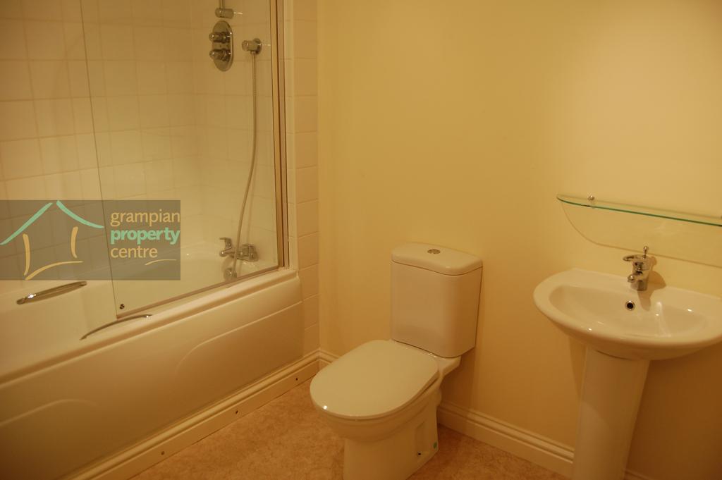 3 Seaforth House, Lhanbryde Bathroom