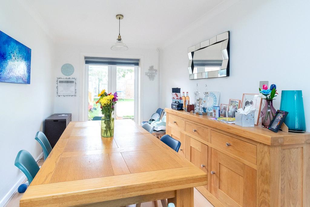 Harcourt Avenue, Edgware, HA8 3 bed semidetached house for sale £590,000