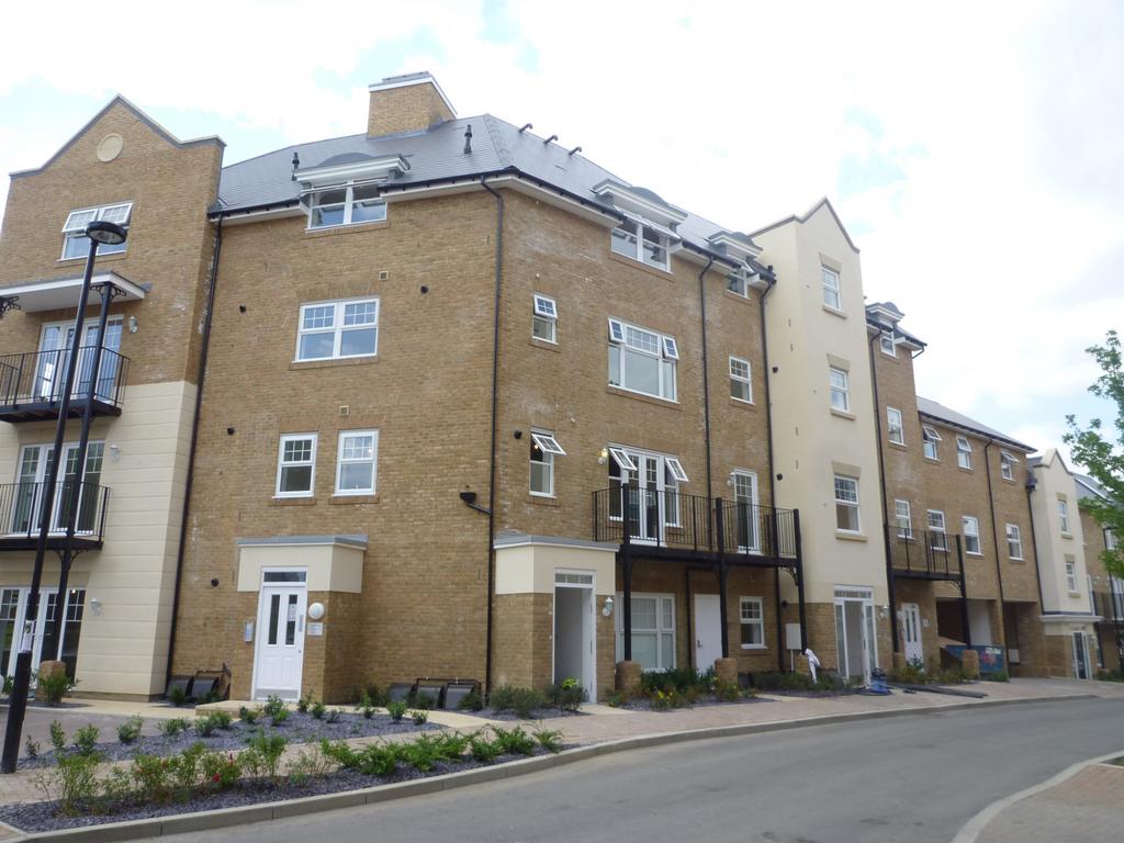 Strand House, 16 Wells View Drive... 1 bed flat £1,300 pcm (£300 pw)