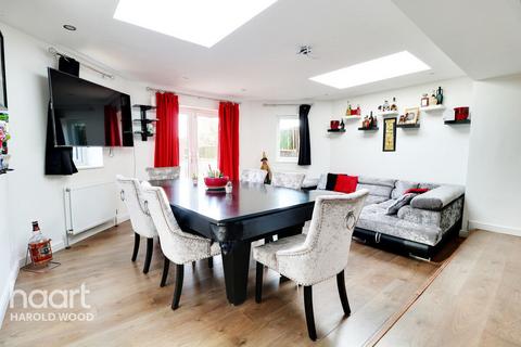 10 Woodbridge Lane, Romford, RM3 9JF