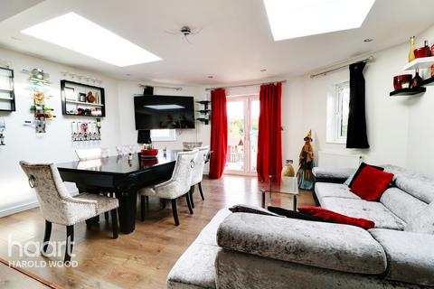 10 Woodbridge Lane, Romford, RM3 9JF