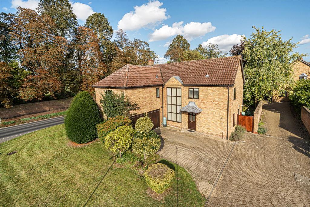 Swan Grove, Exning, Newmarket, Suffolk, CB8 5 bed detached house for