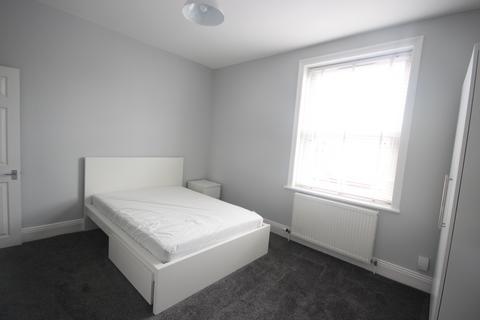 2 bedroom house to rent, Rose Avenue, Horsforth, Leeds