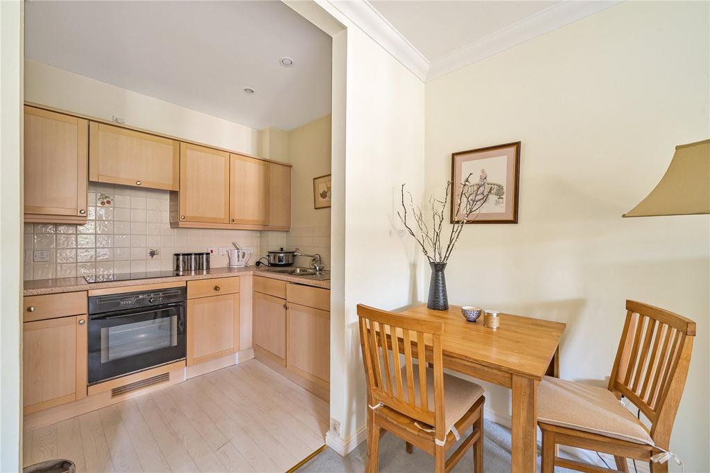 Ravens Court, Castle Village, Berkhamsted, Hertfordshire, HP4 2 bed