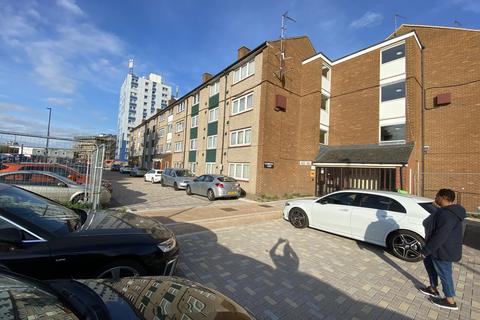 2 bedroom flat for sale, Clements Court, Green Lane, HOUNSLOW, Greater London, TW4