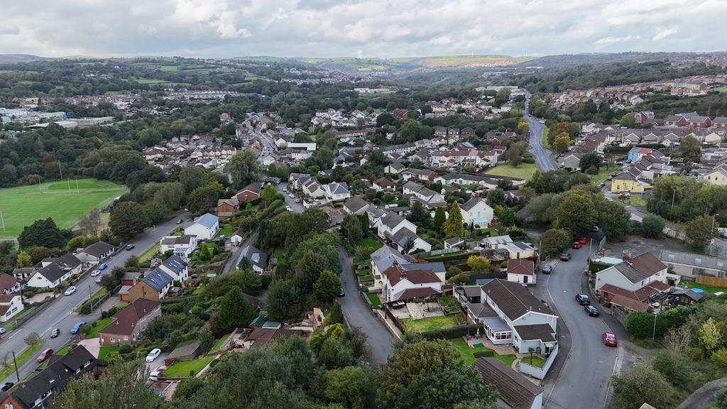 Fleur De Lis, Blackwood NP12 4 bed property with land for sale £99,995