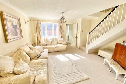 12 Groves Close, Bourne End, SL8 5JP
