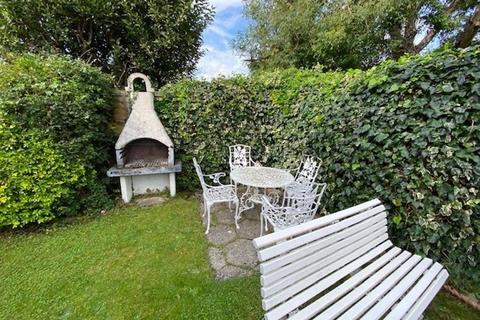 12 Groves Close, Bourne End, SL8 5JP